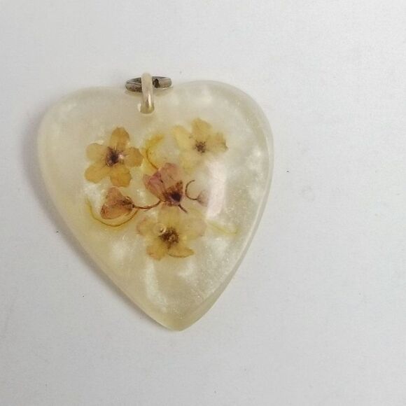 Vintage Heart Pendant with Little Pressed Flowers, Cream Lucite Sweetheart - Picture 2 of 6
